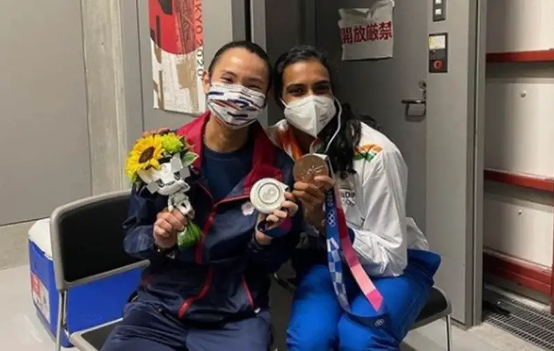 在金牌賽中慘敗後，台灣羽毛球女王戴資穎與印度選手辛德胡分享體育精神的特殊時刻