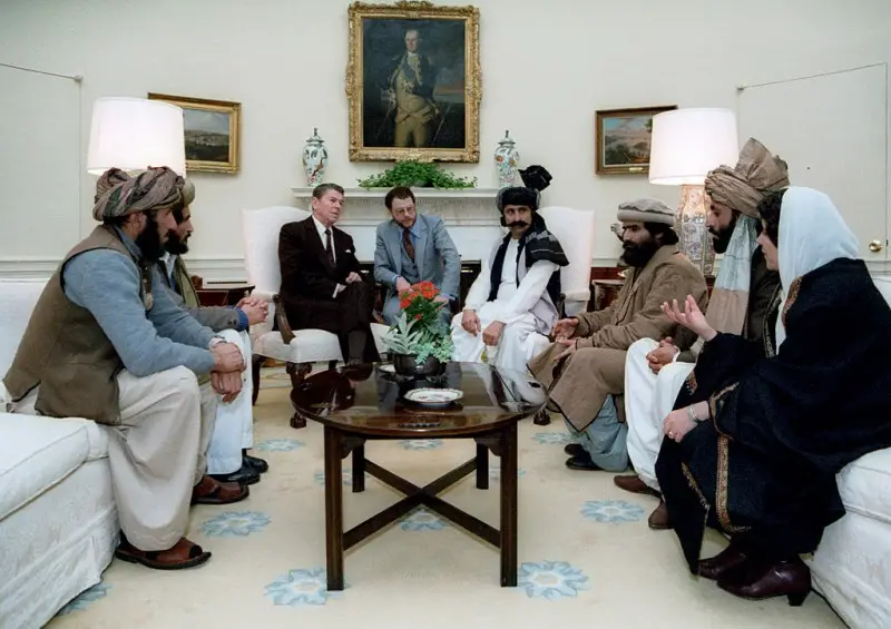 裡根總統於 1983 年在橢圓形辦公室會見聖戰者領袖