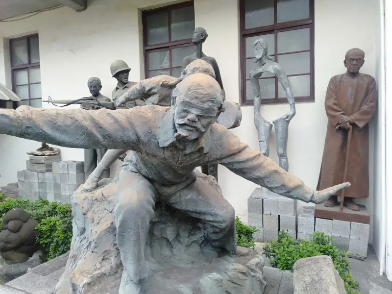 A statue of Hsieh Tong-liang's friend, the artist Chen Ting-shih, playing a game of blind man's buff with Hsieh's daughter. The latter is shown carrying a tambourine to attract Chen's attention.