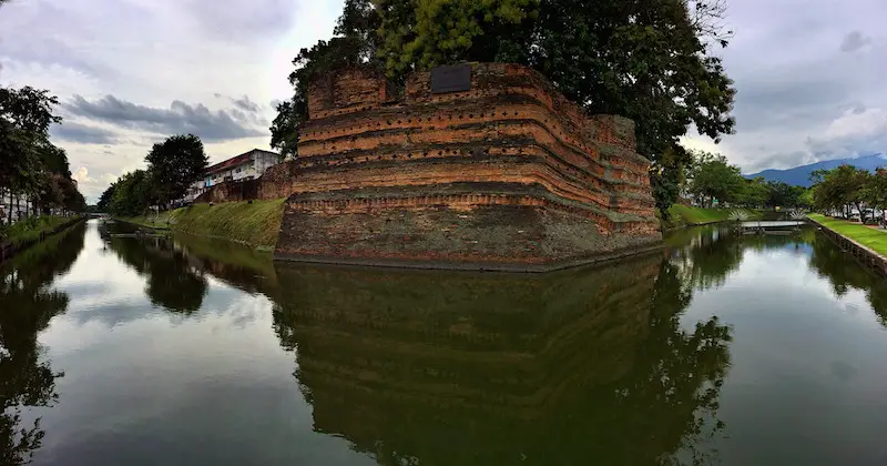 A watery mote still encircles Chiang Mai’s “old city.” Located on the city’s northeast side, this is the first corner built of a brick wall that for centuries served largely as a barrier to invading Burmese military forces — one facet of Chiang Mai’s long and diverse history. On the other side of this water exists a maze of narrow “soi” streets winding through and around tight-knit neighborhoods and literally hundreds of ancient temples.